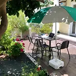 Sunny Orange Garden In Apartamento