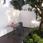 Sunny Orange Garden In Apartamento *