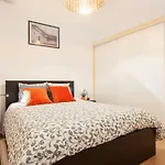 Sunny Orange Garden In Apartment Lissabon