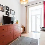 Sunny Orange Garden In Apartment Lissabon