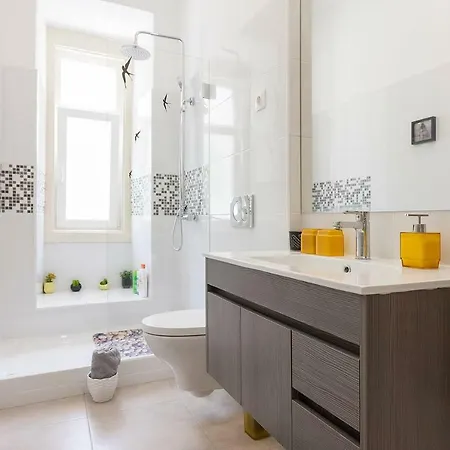 Sunny Orange Garden In Apartment Lisbon