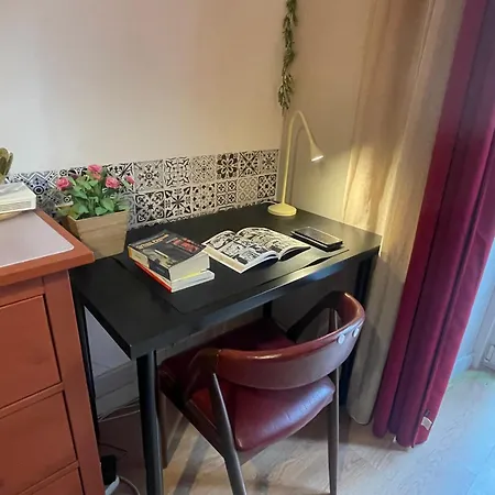 Sunny Orange Garden In * リスボン