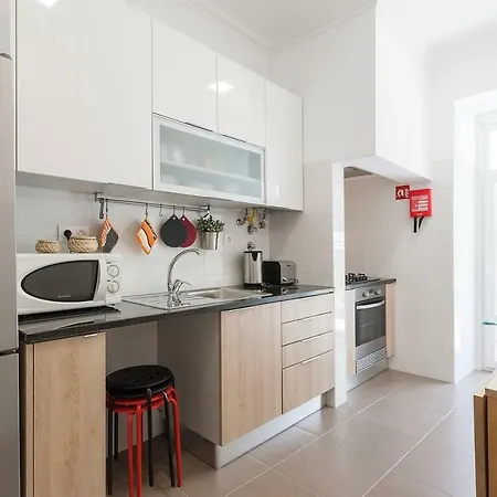 Sunny Orange Garden In Apartament Lizbona