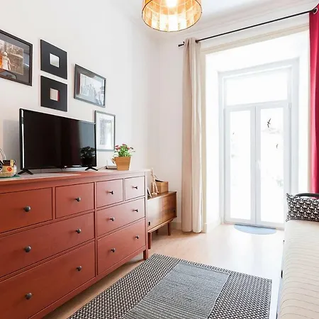 Sunny Orange Garden In Apartament Lizbona