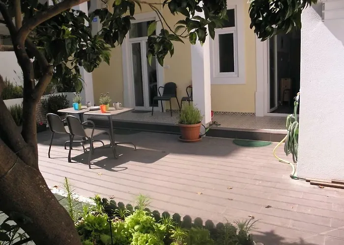 Sunny Orange Garden In * リスボン