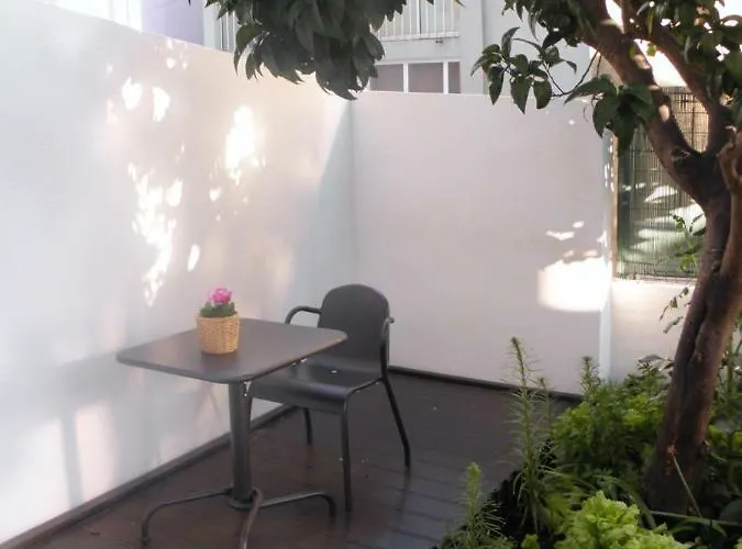 Sunny Orange Garden In アパート *